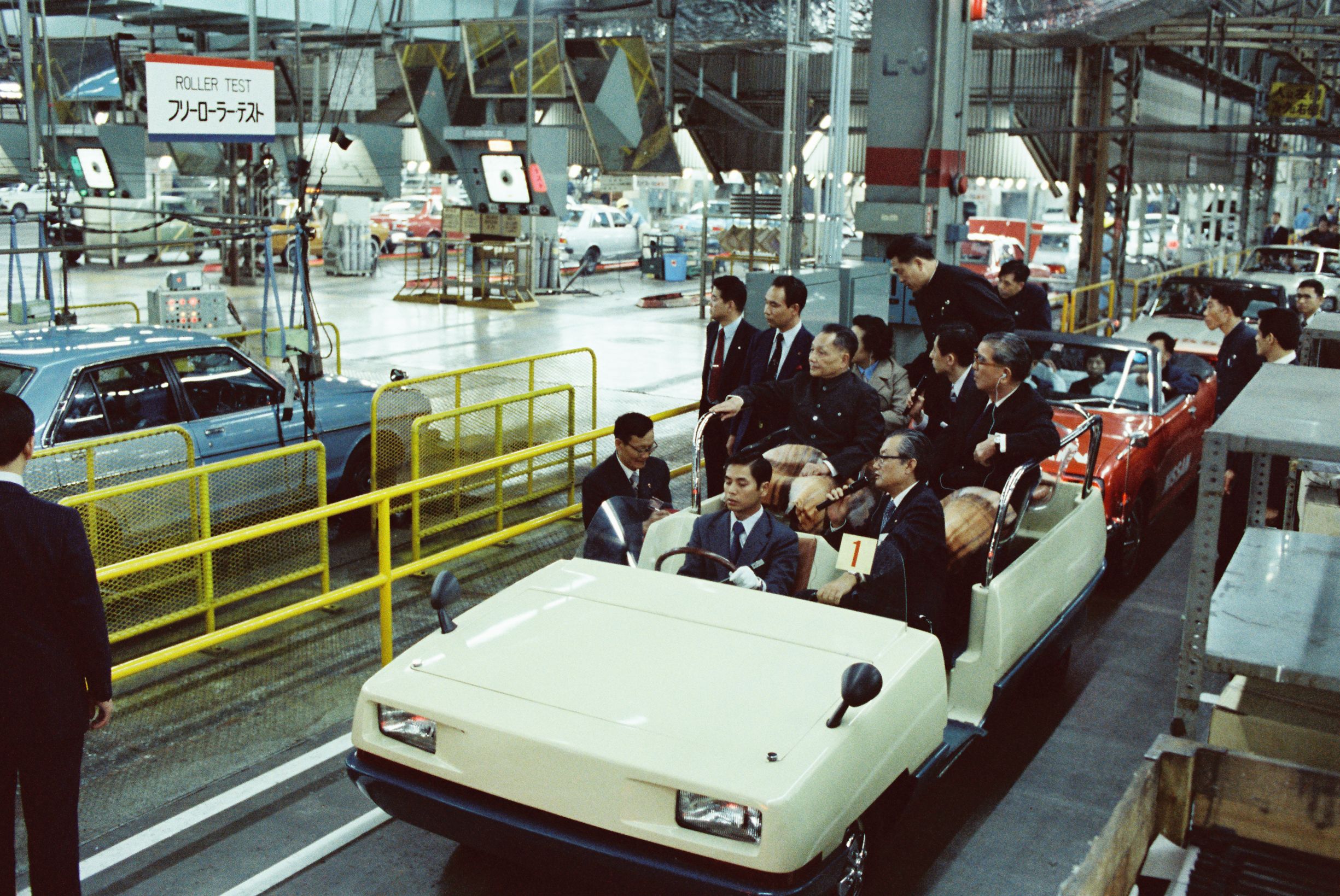 時任中國國務院副總理鄧小平參觀日產汽車工廠